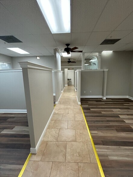 More Photos Of 375 Commercial Ct, Venice Office For Lease