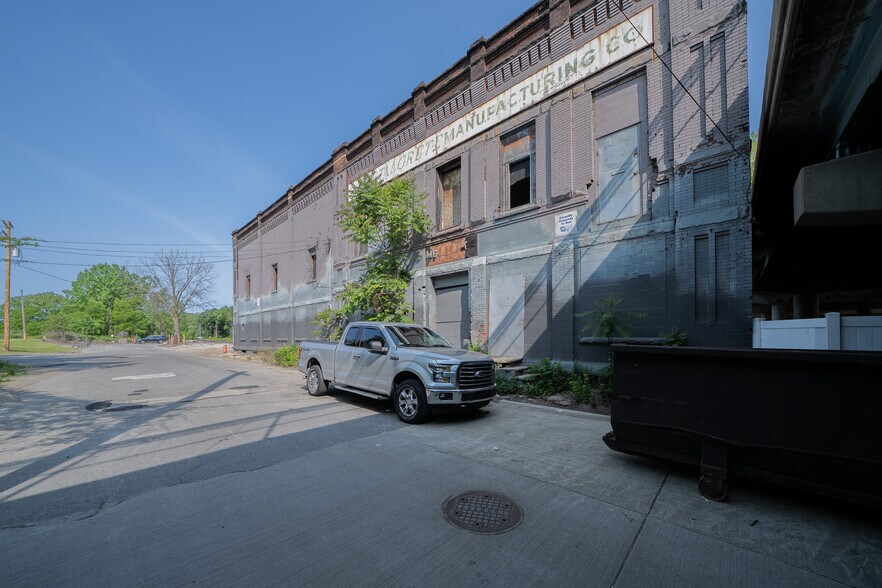 More Photos Of 2446 25th St, Cleveland Industrial For Sale