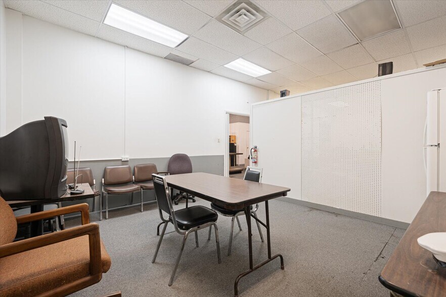 More Photos Of 4711 State Rd, Cleveland Storefront For Sale