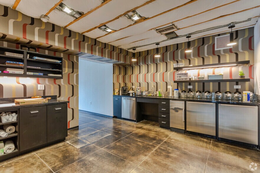 More Photos Of 11117 Shady Trl, Dallas Office For Sale