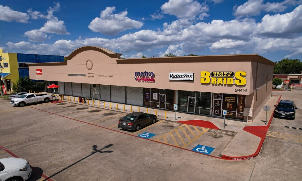 More Photos Of 9441 Cullen Blvd, Houston Unknown For Lease
