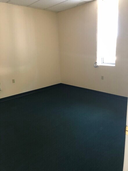 More Photos Of 5401-5481 Bryant Ave, Sanford Showroom For Lease