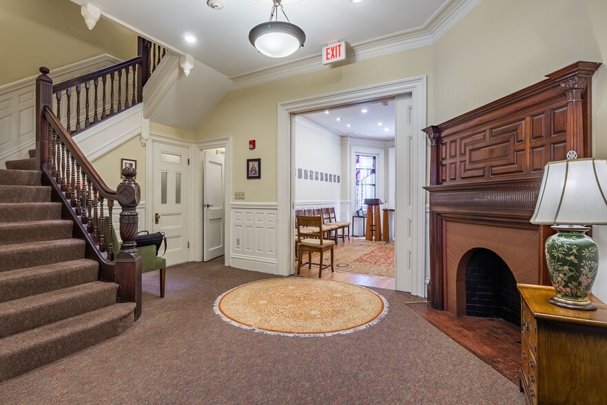 More Photos Of 298-300 Newbury St, Boston Schools For Sale