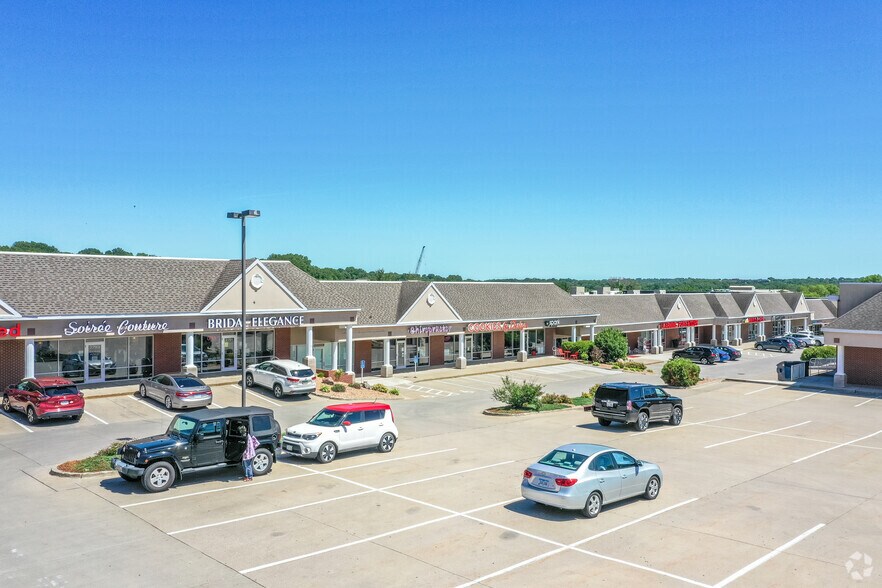 More Photos Of 2725-2819 100th St, Urbandale Unknown For Lease