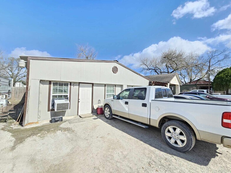 More Photos Of 1502 1/2 Jenkins Rd, Pasadena Self Storage For Sale