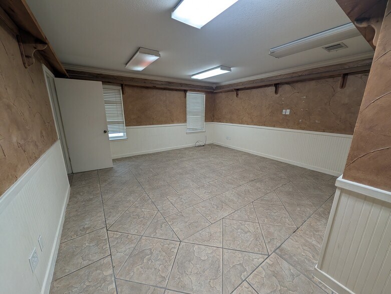 More Photos Of 6610 N State Highway 6, Waco Flex For Lease