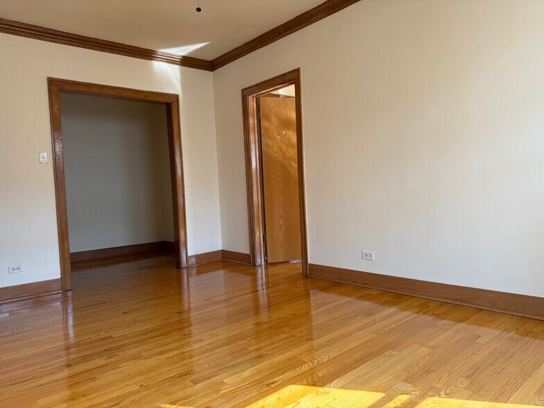 More Photos Of 6400 N Glenwood Ave, Chicago Multifamily For Sale