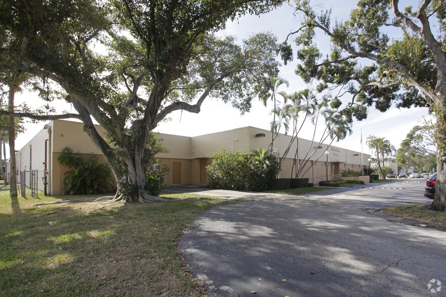 More Photos Of 2800 Gateway Dr, Pompano Beach Manufacturing For Lease
