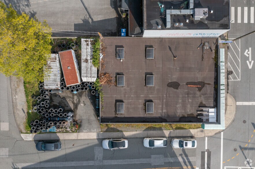 More Photos Of 300 E Esplanade, North Vancouver Service For Sale