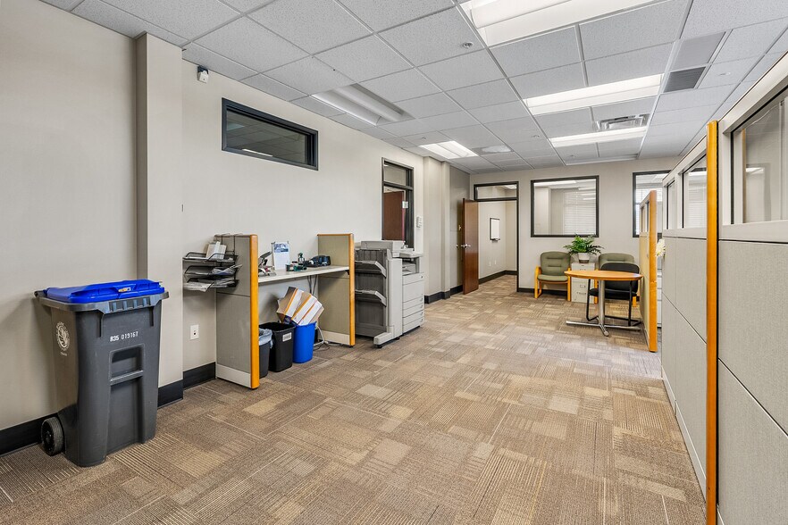 More Photos Of 1301 Poplar Dr, Medford Medical For Lease