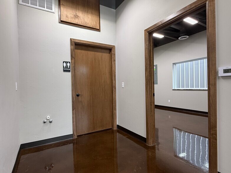 More Photos Of 8136 Silver Crossing, Oklahoma City Warehouse For Lease