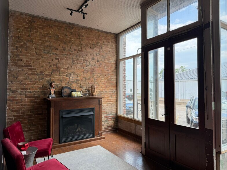 More Photos Of 207 W Main St, Ash Grove General Retail For Sale