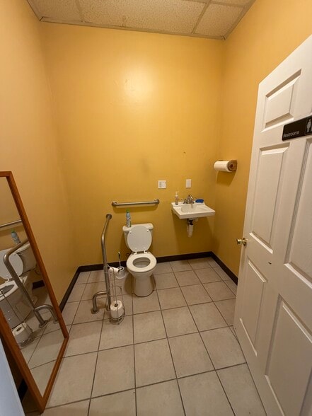 More Photos Of 3208 Mill St, Summerville Showroom For Lease