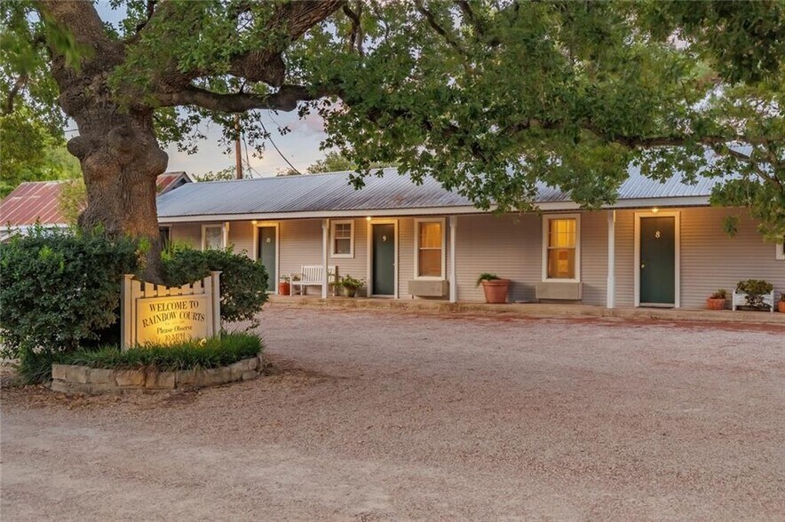 More Photos Of 915 E Cameron Ave, Rockdale Hotel For Sale