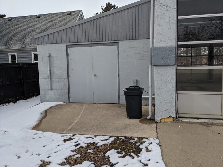 More Photos Of 212 S Kennedy, Bradley Auto Repair For Lease