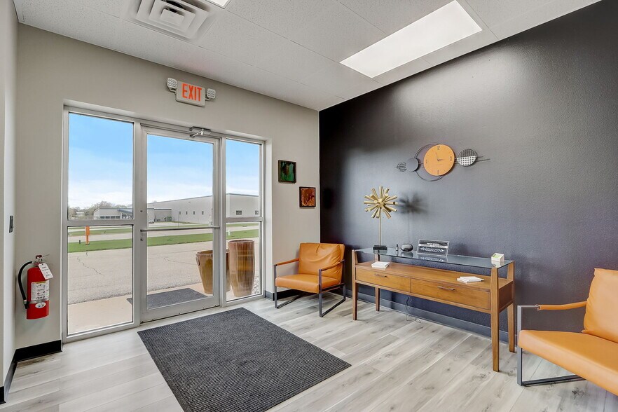 More Photos Of 860 N Parkway St, Jefferson Warehouse For Sale