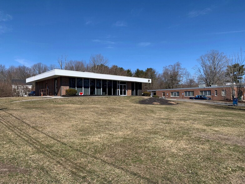 More Photos Of 135 Main St, Freeport Freestanding For Lease