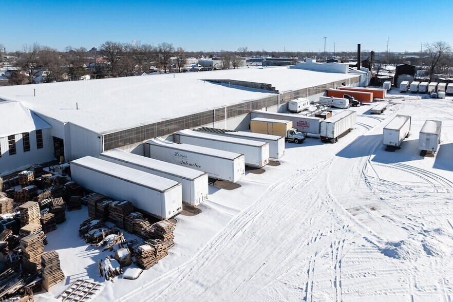 More Photos Of 1200 Bissell St, Venice Warehouse For Sale