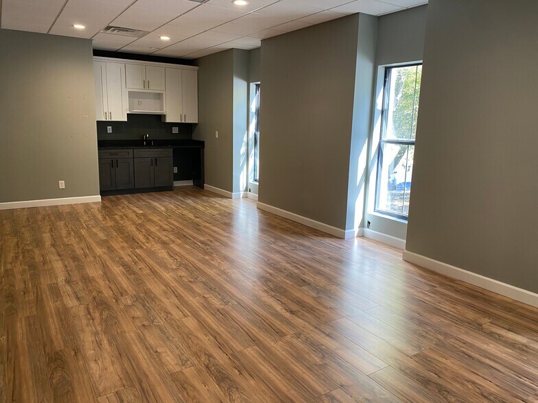 More Photos Of 4444 N Belleview Ave, Kansas City Unknown For Lease