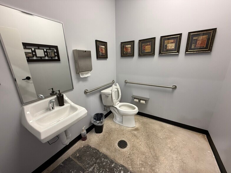 More Photos Of 6504-6510 Highway 90A, Sugar Land Freestanding For Lease