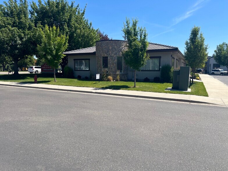 More Photos Of 1921 E Overland Rd, Meridian Office For Lease