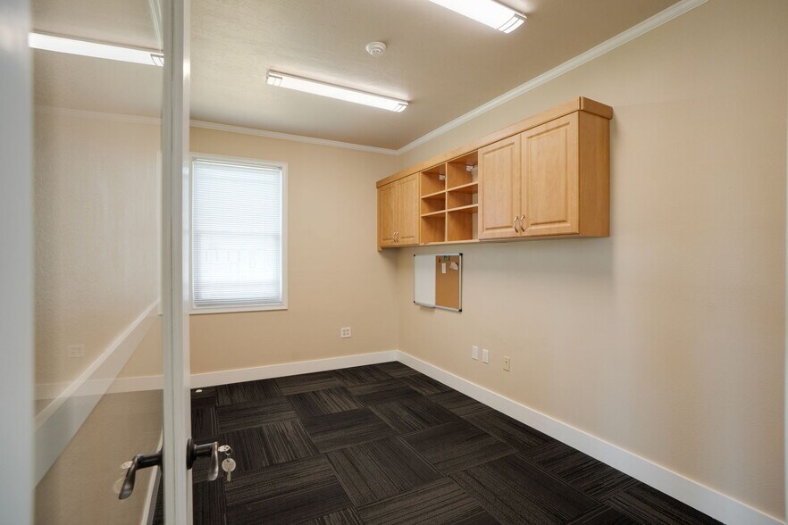 More Photos Of 1734 Apex Rd, Sarasota Warehouse For Lease