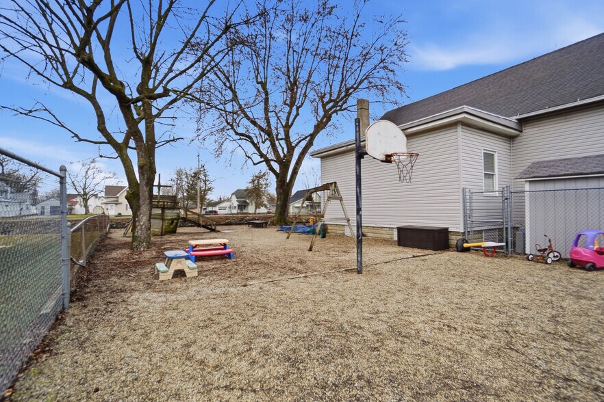 More Photos Of 213 N Broadway St, Spencerville Flex For Sale