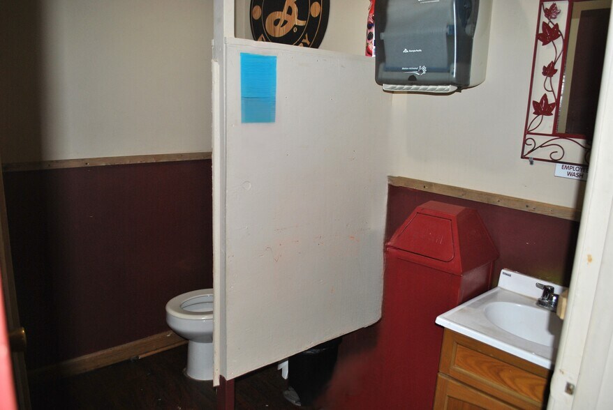 More Photos Of 209 W Main St, Circleville Storefront For Sale