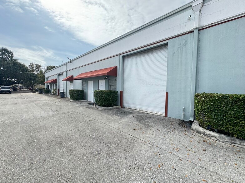 More Photos Of 2870 Stirling Rd, Hollywood Light Distribution For Sale