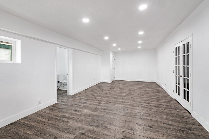 More Photos Of 910 Glendale Ave, Sparks Showroom For Sale