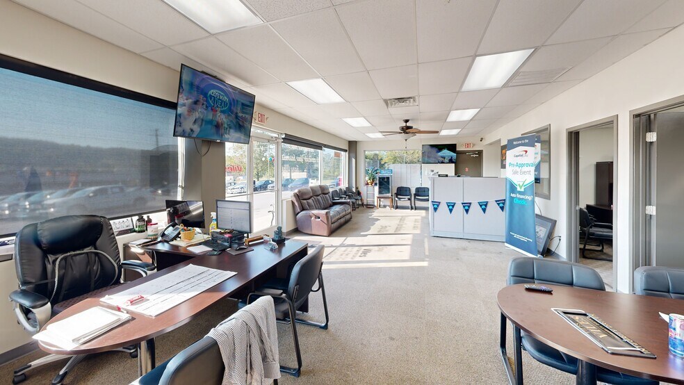 Primary Photo Of 905 Callahan Dr, Knoxville Auto Repair For Sale