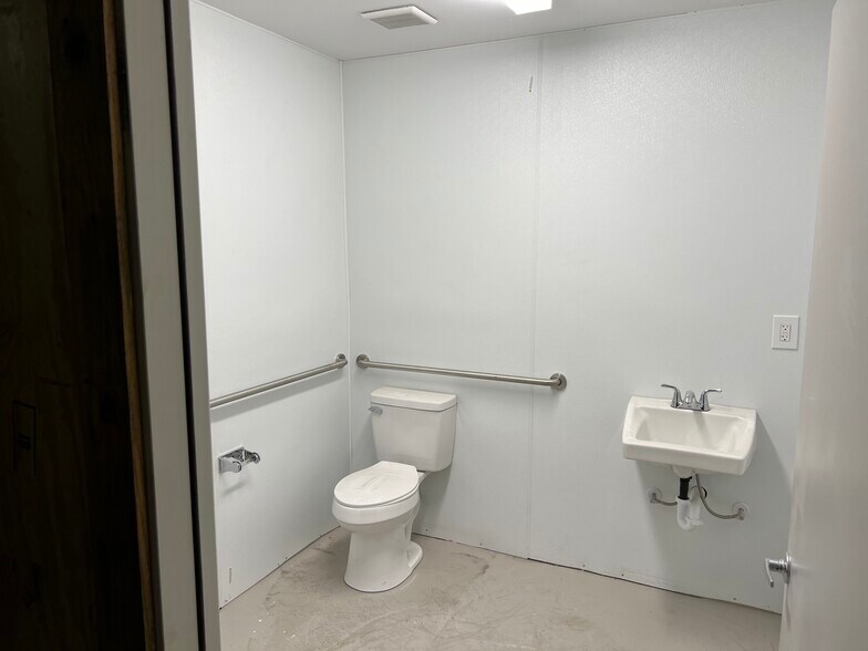 More Photos Of 4841 Buckingham Rd, Fort Myers Light Distribution For Lease