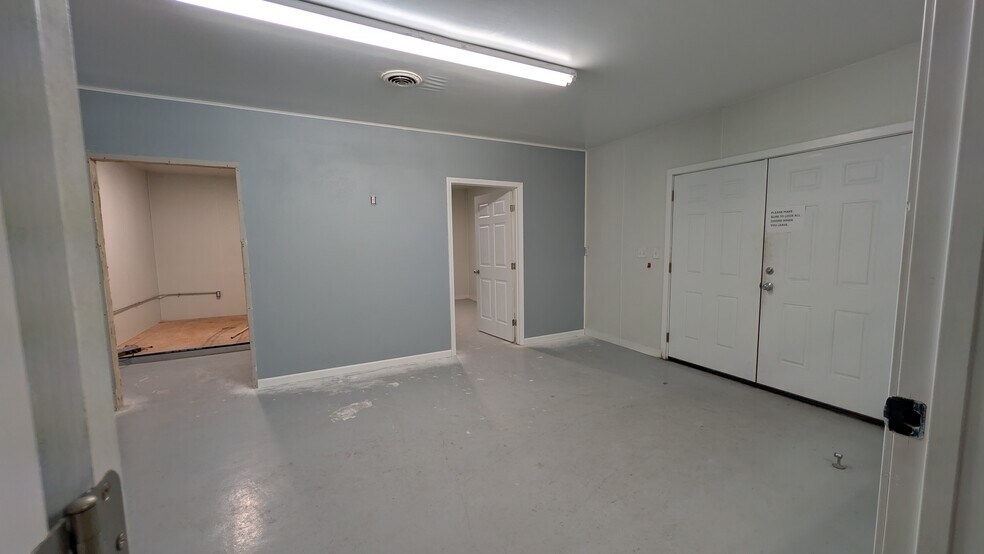More Photos Of 515 Mountain Dr, Destin Flex For Lease