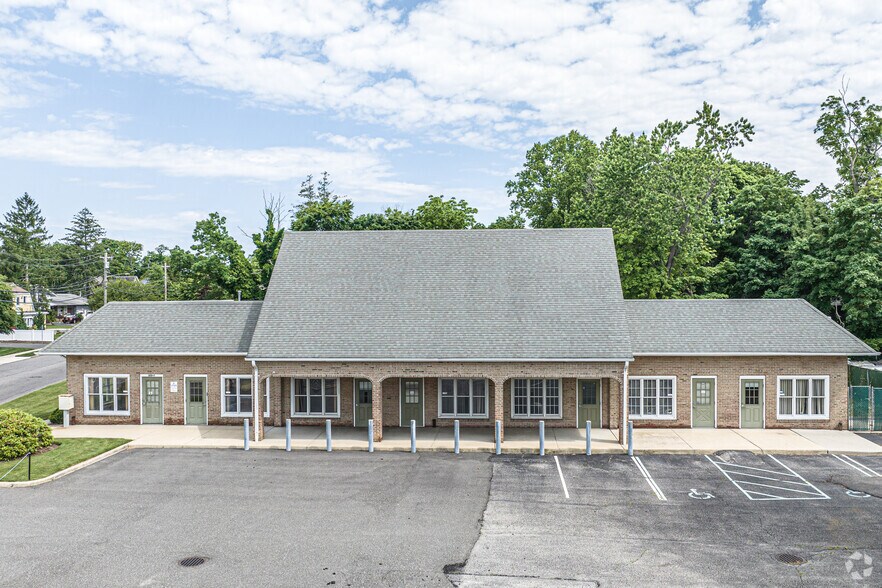 More Photos Of 320 Merrick Rd, Amityville Freestanding For Sale