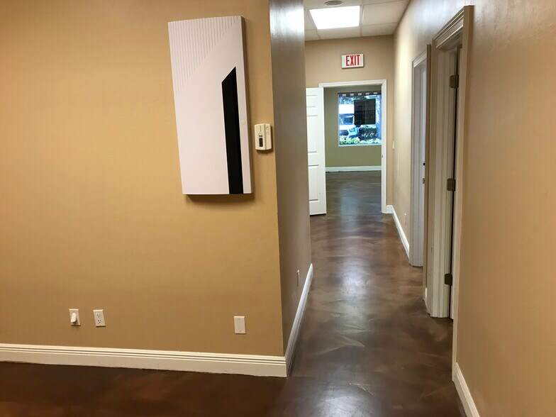 More Photos Of 1045 Collier Center Way, Naples Flex For Lease