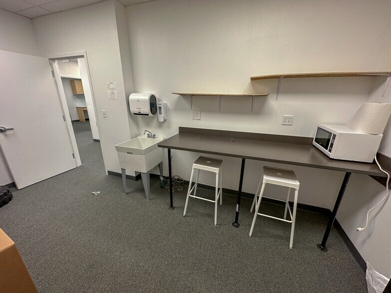 More Photos Of 1514-1528 W Springfield Rd, Taylorville Unknown For Lease