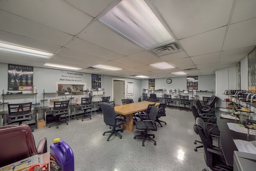 More Photos Of 338 Breesport St, San Antonio Service For Lease