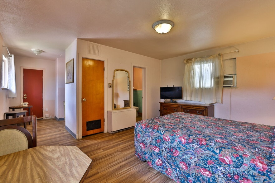 More Photos Of 620 W Colorado Ave, Colorado Springs Hotel For Sale