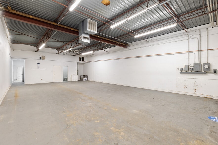 More Photos Of 11005 Indian Trl, Dallas Unknown For Lease