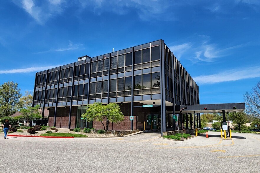 More Photos Of 2770 W Market St, Fairlawn Office For Lease