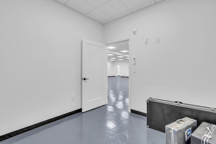 More Photos Of 736 Mantoloking Rd, Brick Storefront For Sale