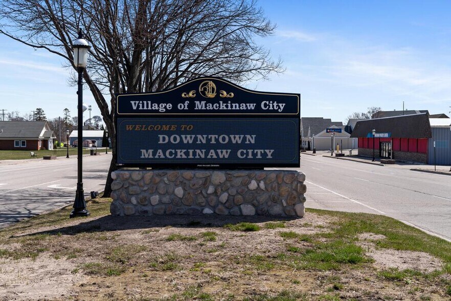More Photos Of 311 E Central Ave, Mackinaw City Storefront For Sale