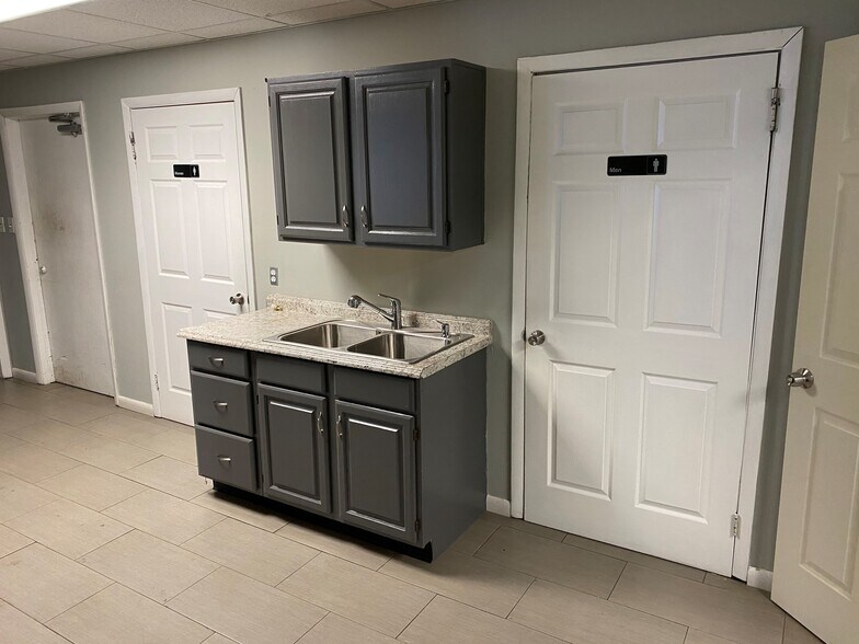 More Photos Of 665 Dawson Dr, Newark Showroom For Lease