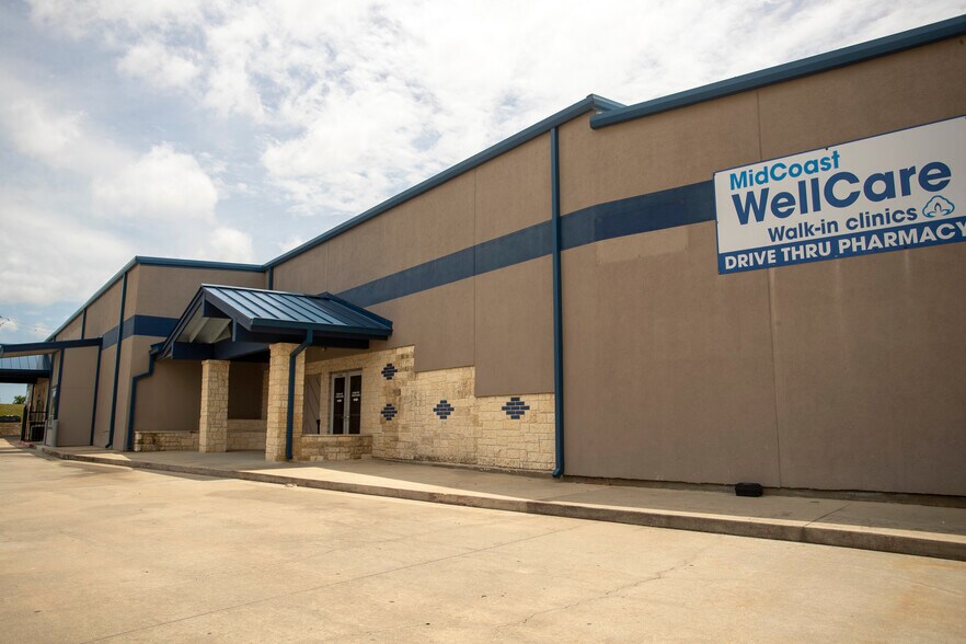 More Photos Of 25000 US 59 Rd, El Campo Flex For Sale