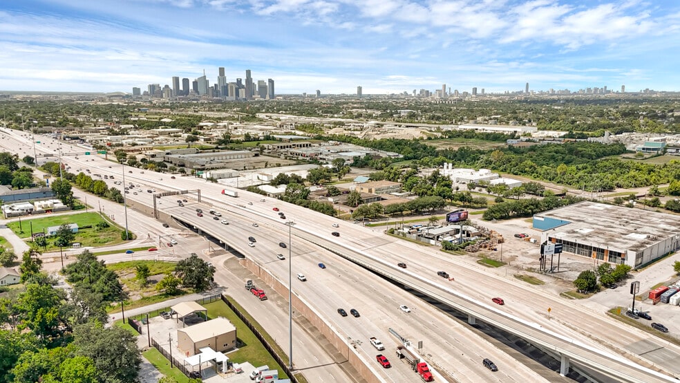 More Photos Of 3803 Eastex Fwy, Houston Storefront For Sale