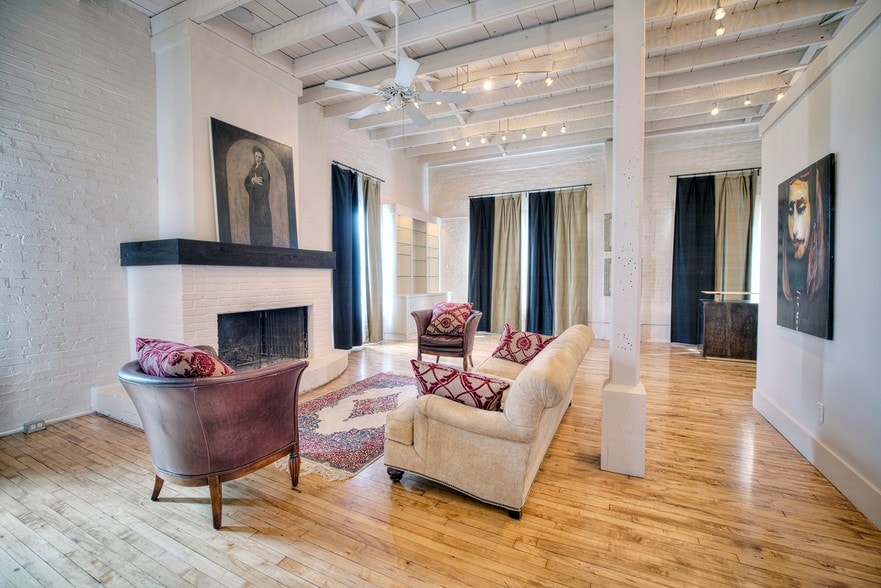 More Photos Of 2409 Commerce St, Houston Freestanding For Lease
