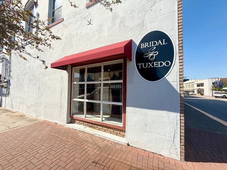 More Photos Of 212 E Main St, Brenham Storefront For Lease