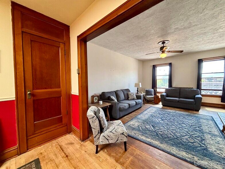 More Photos Of 221 W Washington St, Marquette Flex For Sale