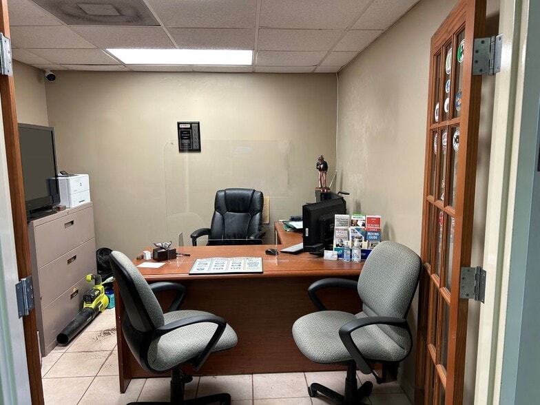 More Photos Of 7812 Symmes Rd, Gibsonton Service For Lease