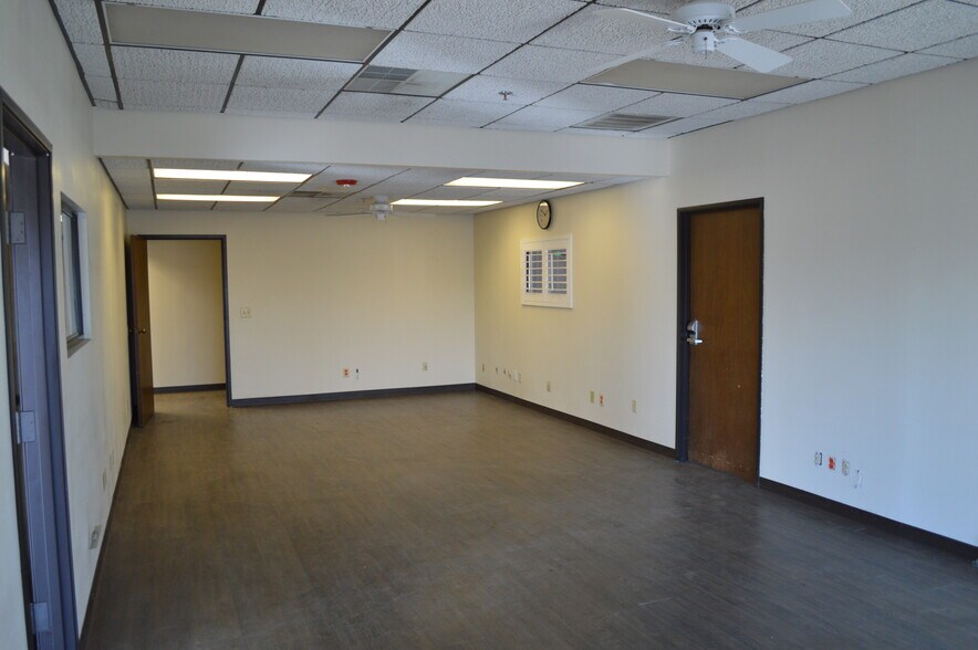 More Photos Of 8317 Gateway Ter, Oklahoma City Showroom For Sale